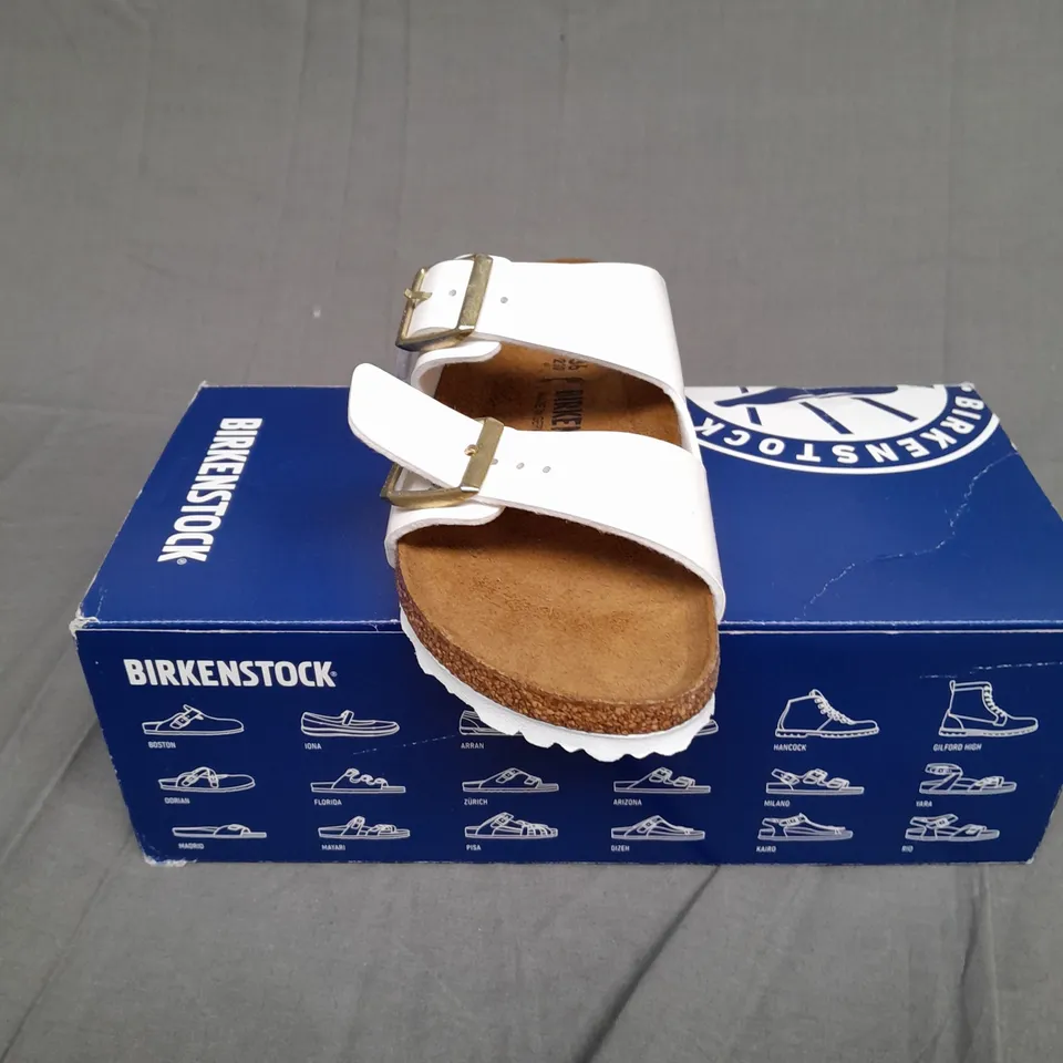 BOXED PAIR OF BIRKENSTOCK ARIZONA BS PATENT WHITE SIZE 3.5