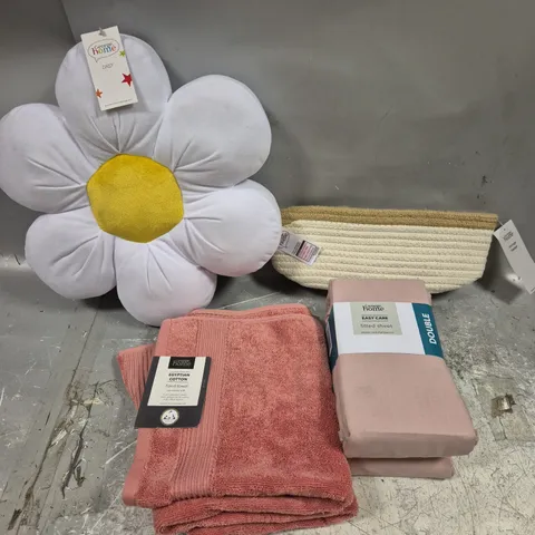 APPROXIMATELY 15 ASSORTED HOUSEHOLD PRODUCTS TO INCLUDE CUSHIONS, FITTED SHEETS, STORAGE BASKET ETC 