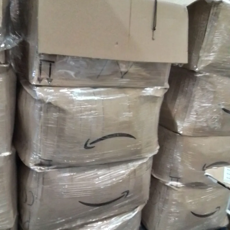 PALLET CONTAINING A LARGE QUANTITY OF PHONE CASES 