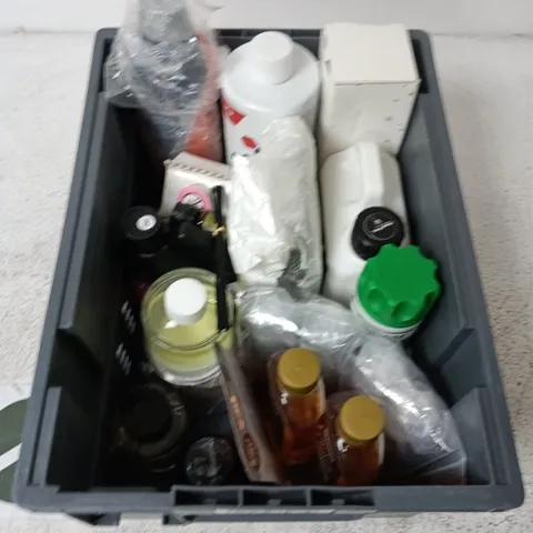 BOX CONTAINING A MIX OF APPROXIMATELY 15 ASSORTED HOUSEHOLD ITEMS INCLUDING DISINFECTANT CLEANER, LR SEALER UV, TECH WASH ETC. 