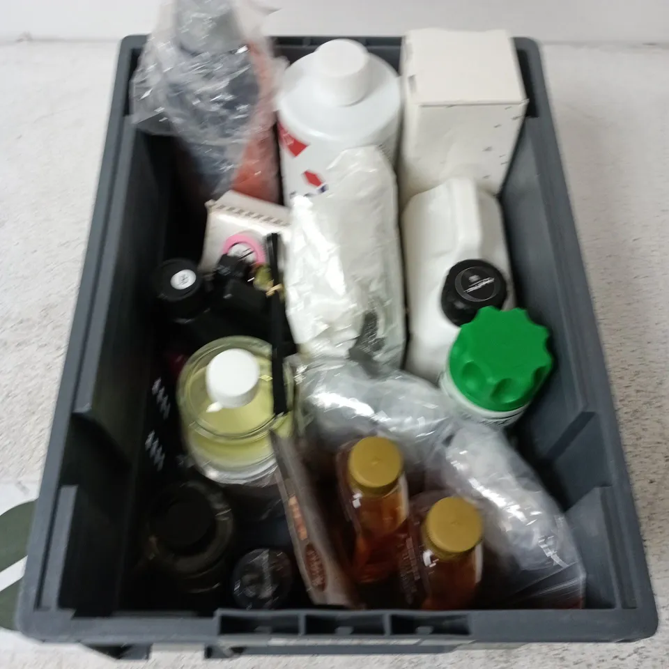 BOX CONTAINING A MIX OF APPROXIMATELY 15 ASSORTED HOUSEHOLD ITEMS INCLUDING DISINFECTANT CLEANER, LR SEALER UV, TECH WASH ETC. 