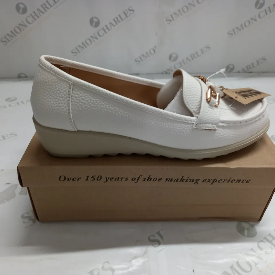BOXED PAIR OF CUSHION WALK SLIDE ON SHOES IN WHITE - 8