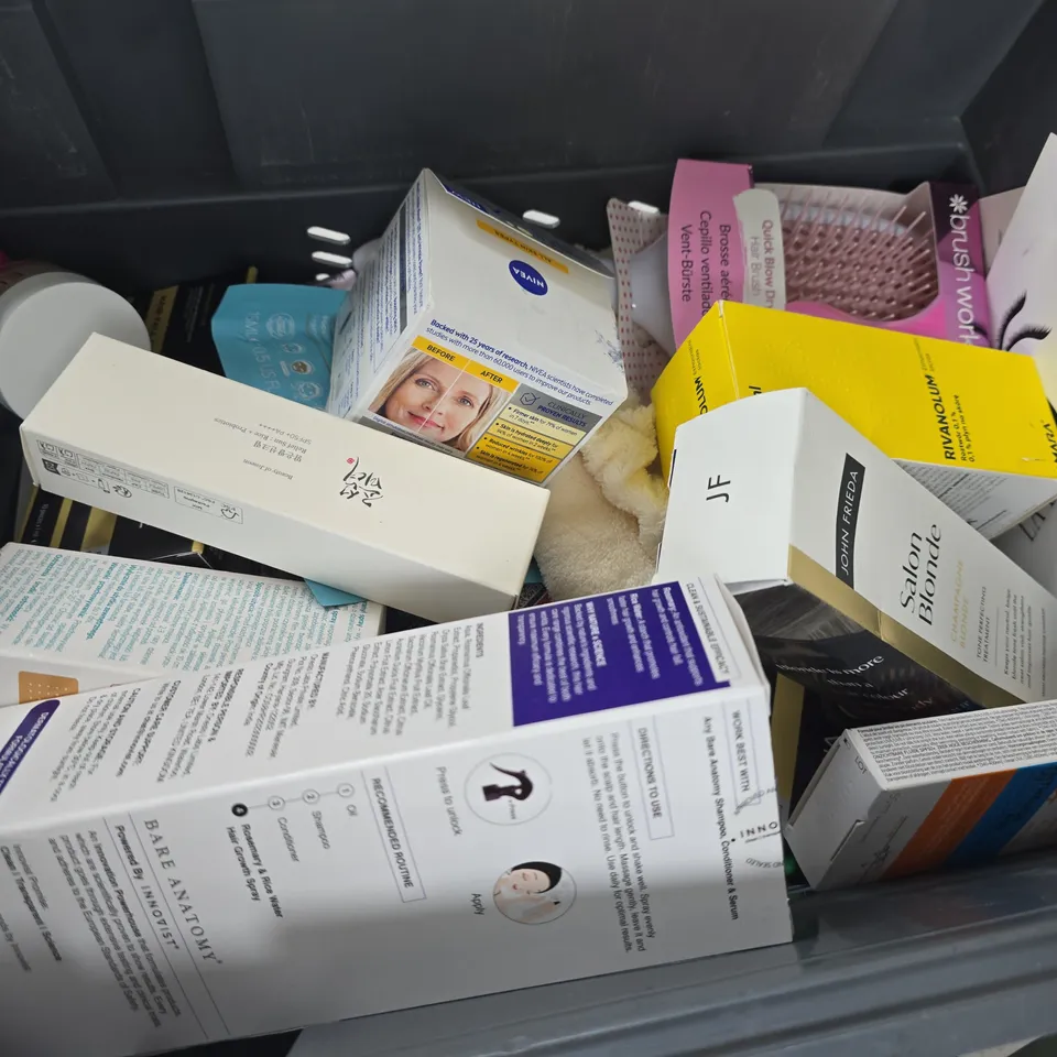 APPROXIMATELY 15 ASSORTED HEALTH & BEAUTY PRODUCTS TO INCLUDE HIPERTONIC SPRAY, JOHN FREIDA SALON BLONDE, BARE ANATOMY ROSEMARY & RICE WATER , ETC - COLLECTION ONLY