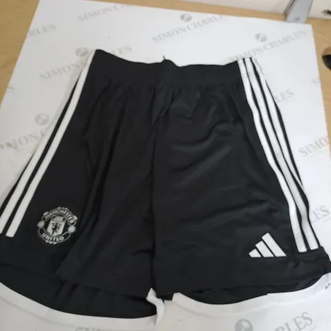 MAN UTD BLACK FOOTBALL SHORTS SIZE M