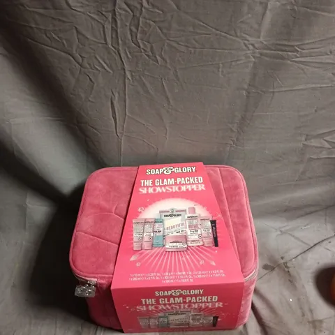 SOAP & GLORY THE GLAM-PACK SHOWSTOPPER MAKE-UP SET IN PINK BAG