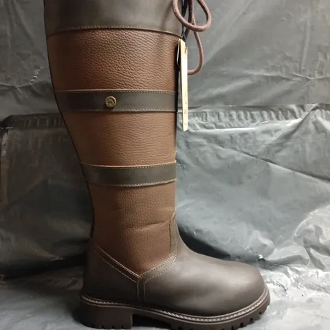 BOXED PAIR OF CABOTSWOOD AMBERLEY 2 COUNTRY BOOTS IN OAK/BISON SIZE EU 37