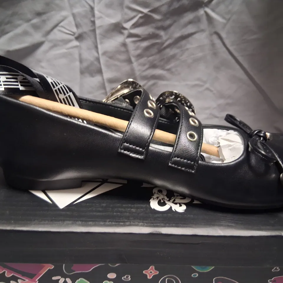 BRAND NEW BOXED KOI X DUNGEONS AND DRAGONS SONG OF REST BARD FLATS BLACK SIZE 7