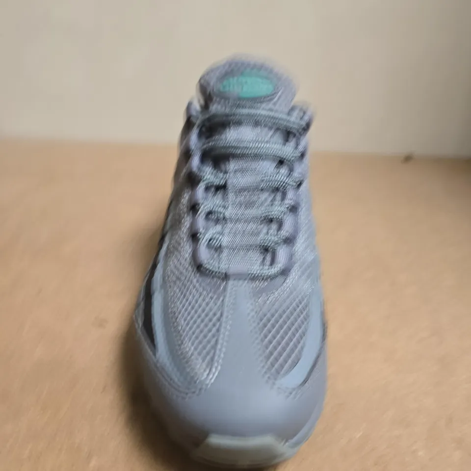 NIKE AIR MAX TRAINERS - UK SIZE 8