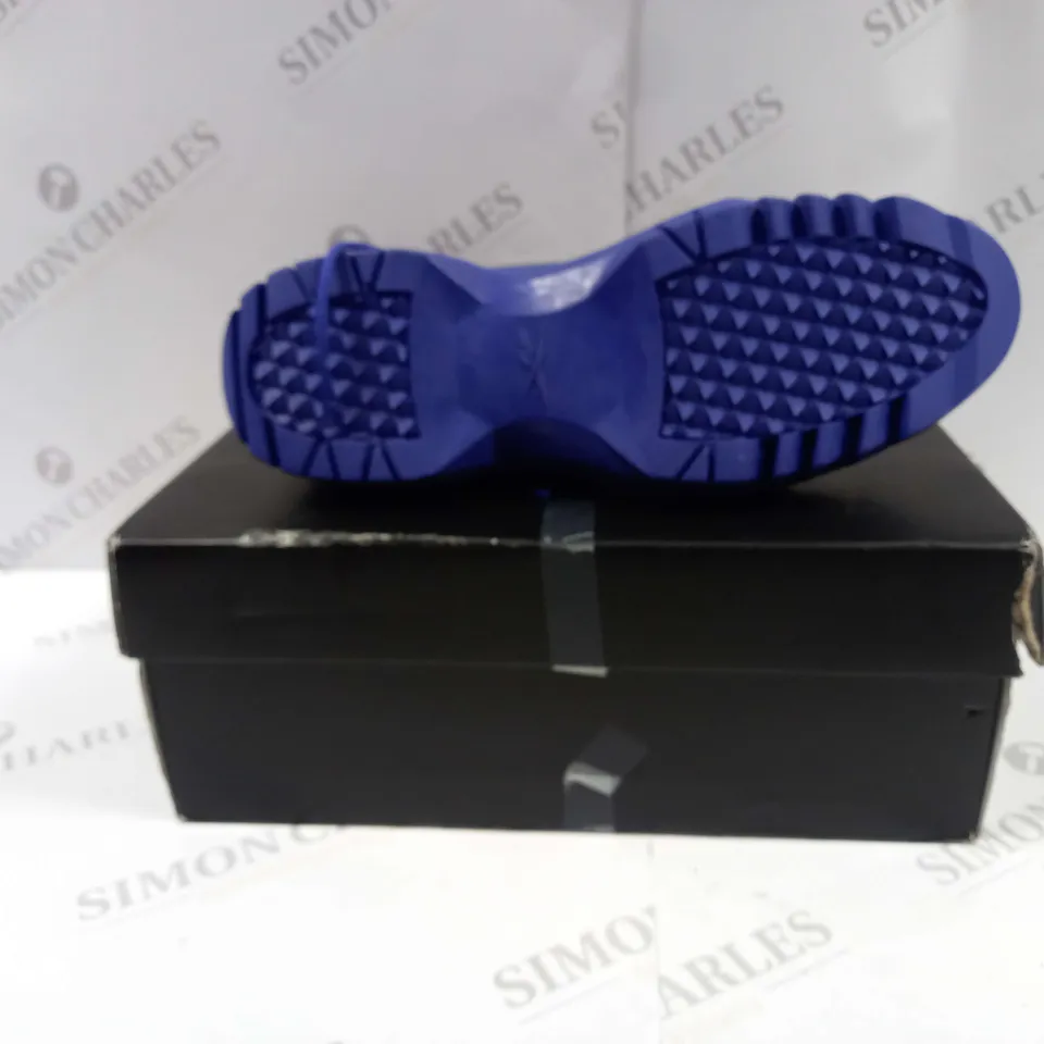 BOXED PAIR OF REEBOK CLUB C CARDO V2 GX9659 TRAINERS UK SIZE 8 