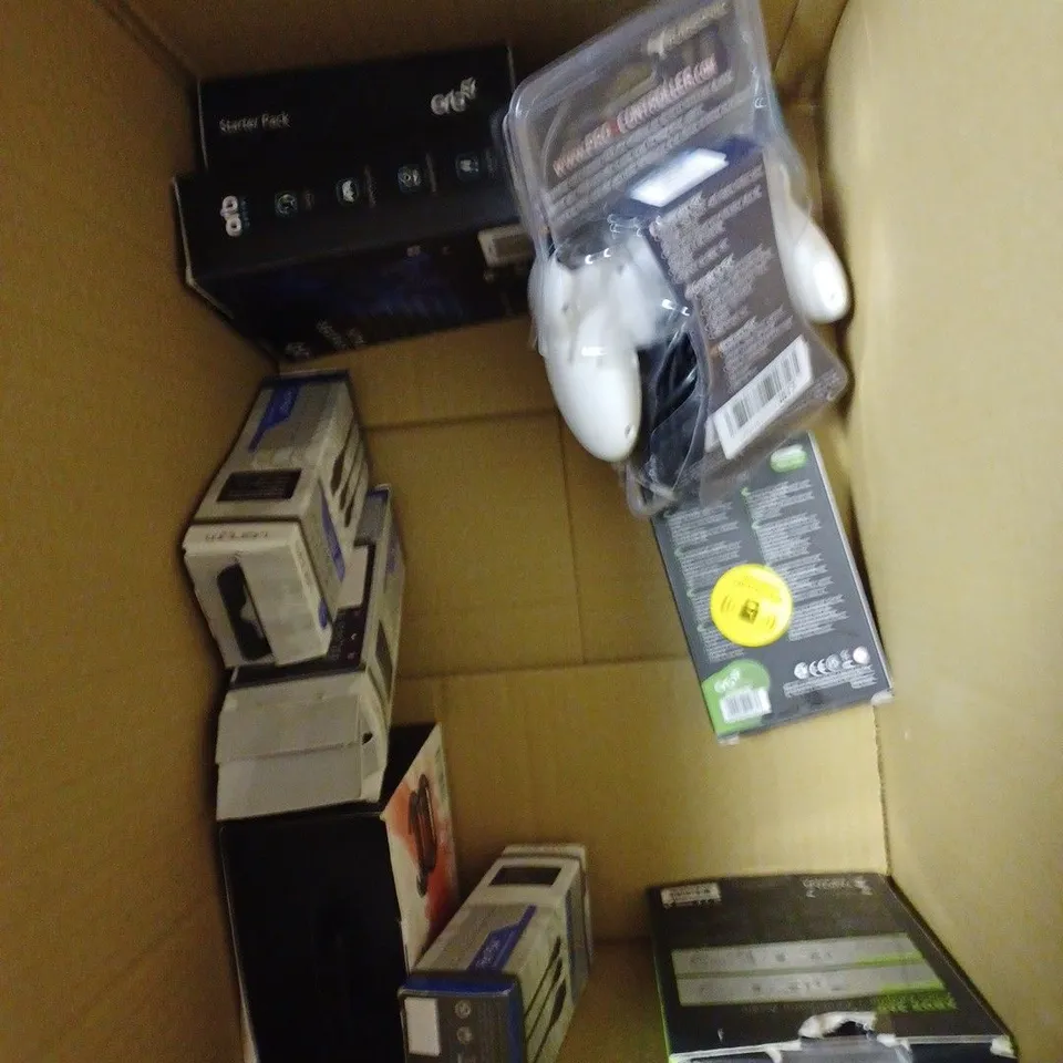 APPROXIMATELY 15 ASSORTED VIDEO GAME ACCESSORIES TO INCLUDE XBOX 360 KINECT SENSOR, CONTROLLER CHARGING STATION, CHARGING CABLES ETC