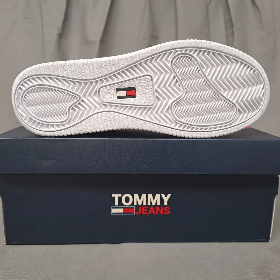 BOXED PAIR OF TOMMY JEANS RETRO BASKET SHOES IN WHITE UK SIZE 4