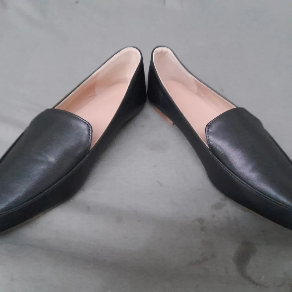 BOXED PAIR OF DESIGNER POINTED TOE SLIP-ON SHOES IN BLACK EU SIZE 38