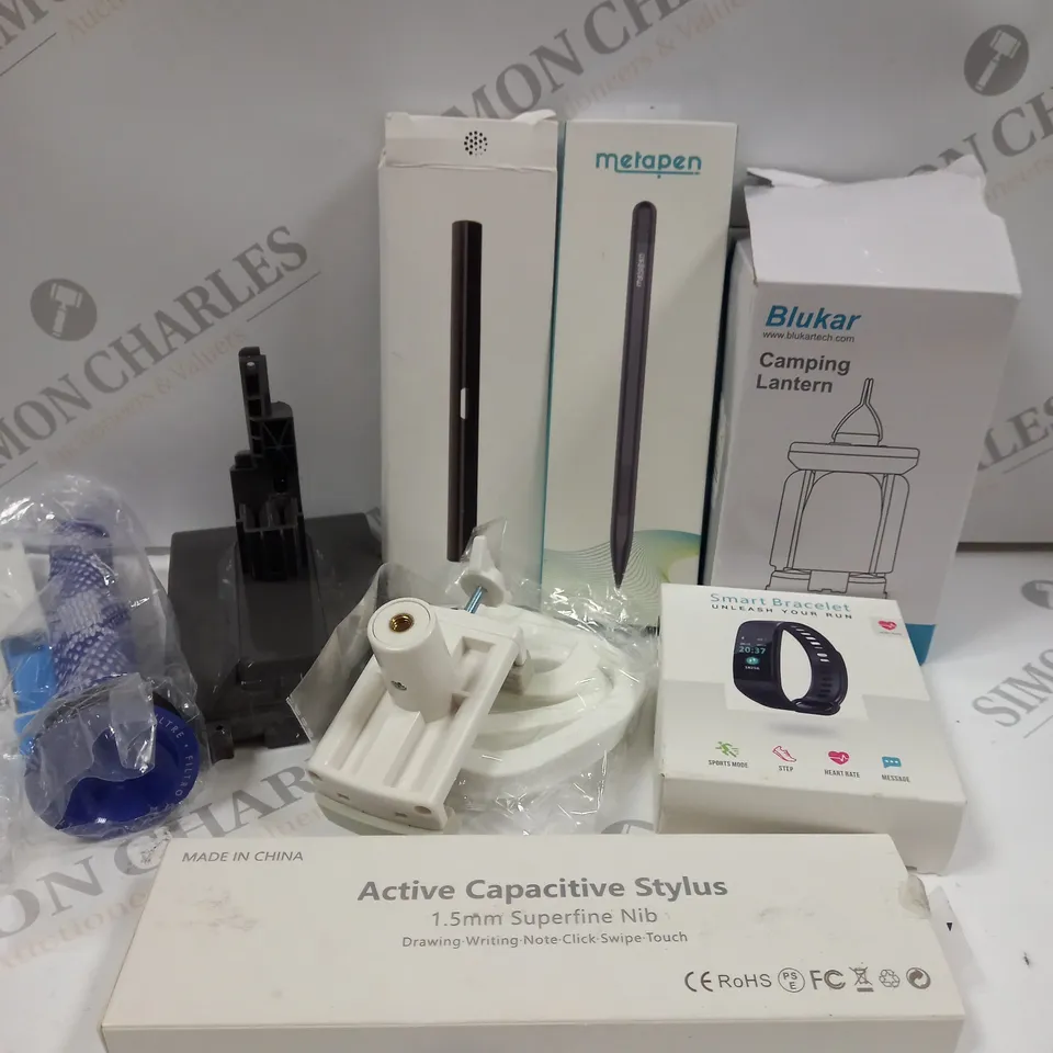 BOX OF APPROX 6 ASSORTED ITEMS TO INCLUDE CAMPING LANTERN, METAPEN SURFACE PEN, SMART BRACELET, ETC