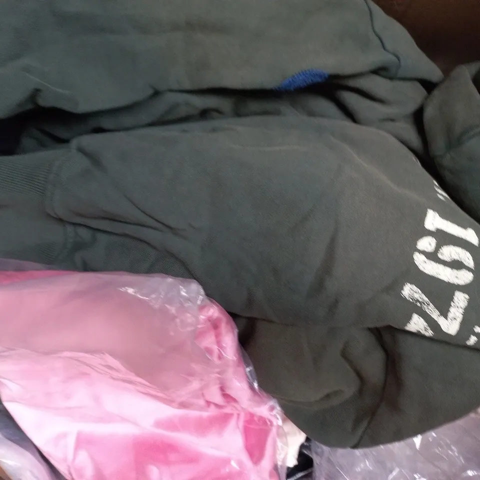 APPROXIMATELY 20 ASSORTED CLOTHING AND FASHION PRODUCTS IN VARIOUS STYLES AND SIZES - COLLECTION ONLY