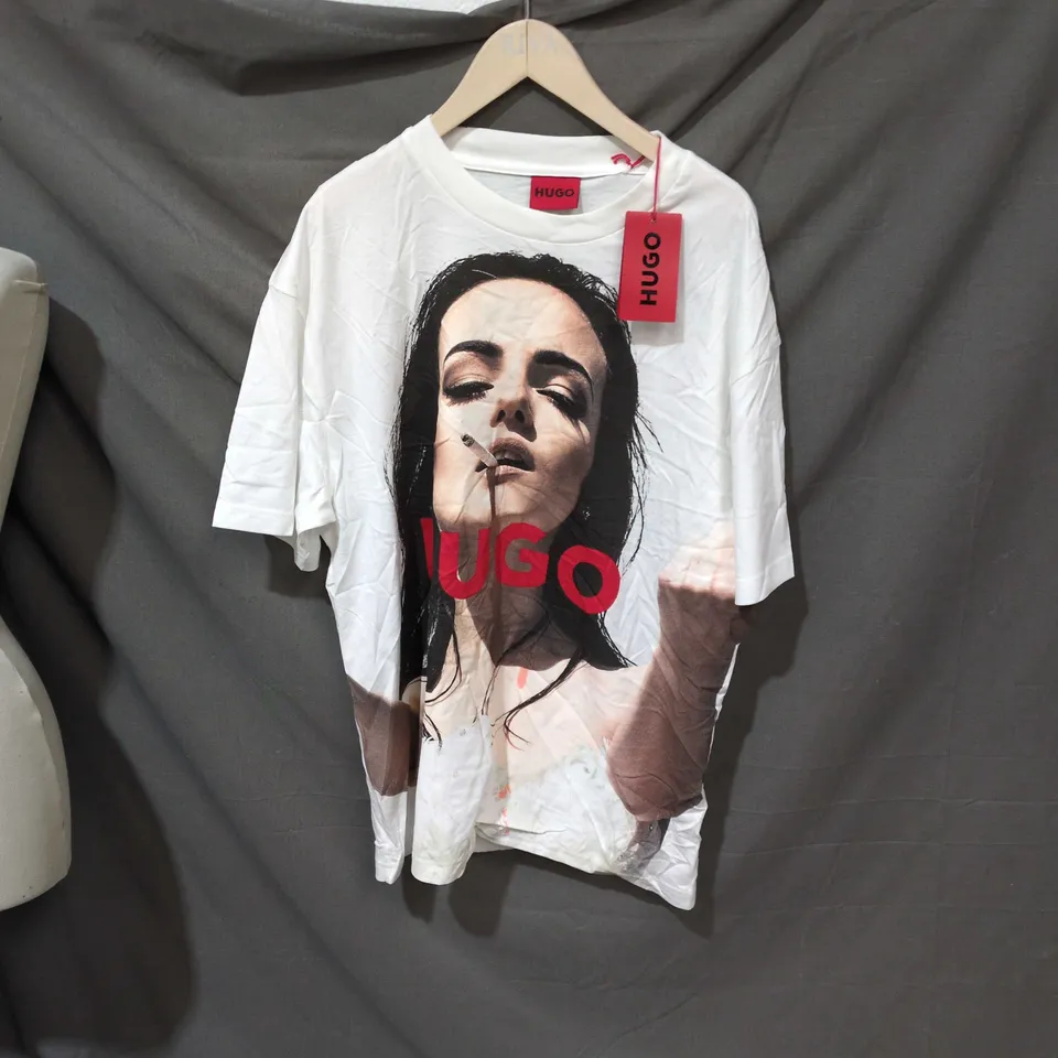 HUGO BOSS WHITE GRAPHIC T-SHIRT WITH PORTRAIT PRINT – RED HUGO LOGO SIZE M