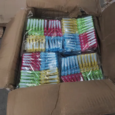 BOX CONTAINING A VERY LARGE QUANTITY OF KAYMAN PLASTIC LAUNDRY PEGS
