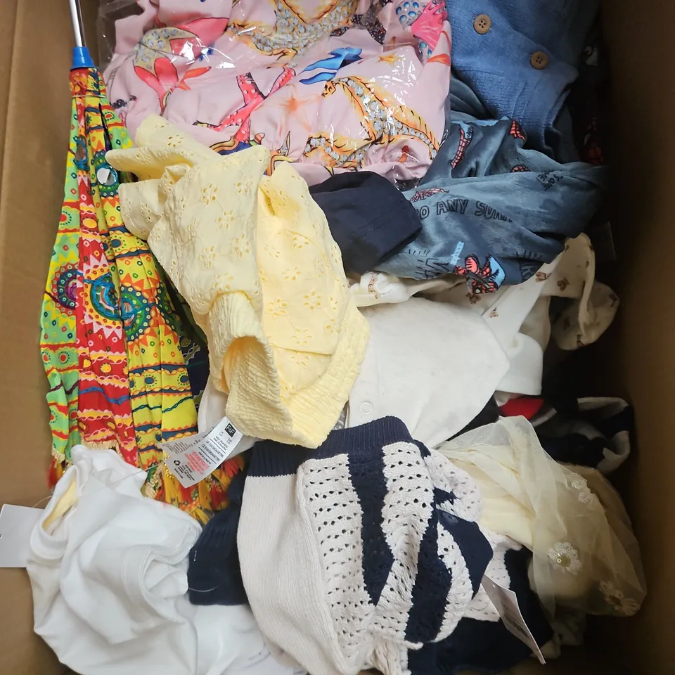 BOX OF APPROXIMATELY 30 ASSORTED KIDS CLOTHING ITEMS TO INCUDE - DRESS, PURSE, JACKET, ETC
