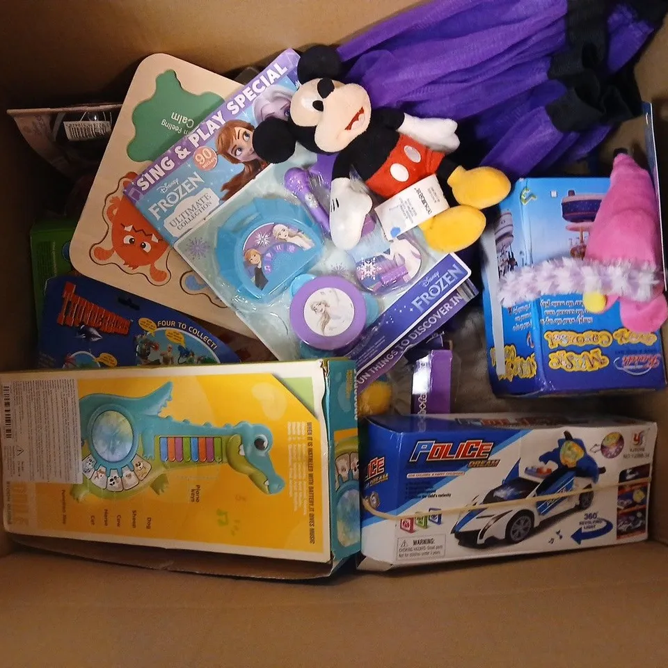APPROXIMATELY 15 ASSORTED TOYS, GAMES, GIFTS AND NOVELTIES TO INCLUDE DISNEY FROZEN ULTIMATE COLLECTION, CROCODILE CARTOON GUITAR, MICKEY MOUSE PLUSH, ETC - COLLECTION ONLY