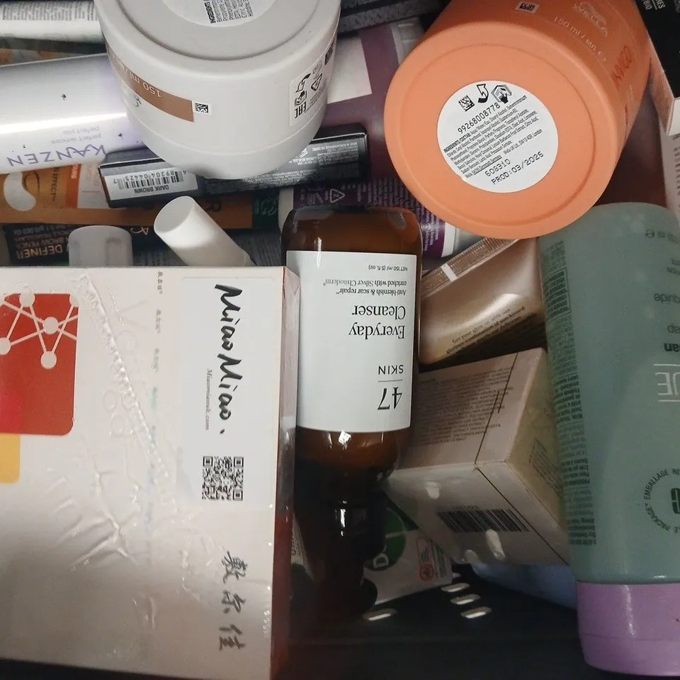 APPROXIMATELY 20 ASSORTED COSMETIC ITEMS INCLUDING VARIOUS MAKES AND BRANDS - COLLECTION ONLY