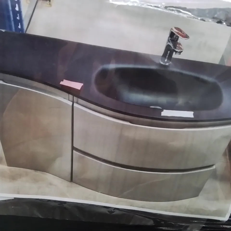 PALLET OF ASSORTED BATHROOM CABINETS AND FITTINGS 