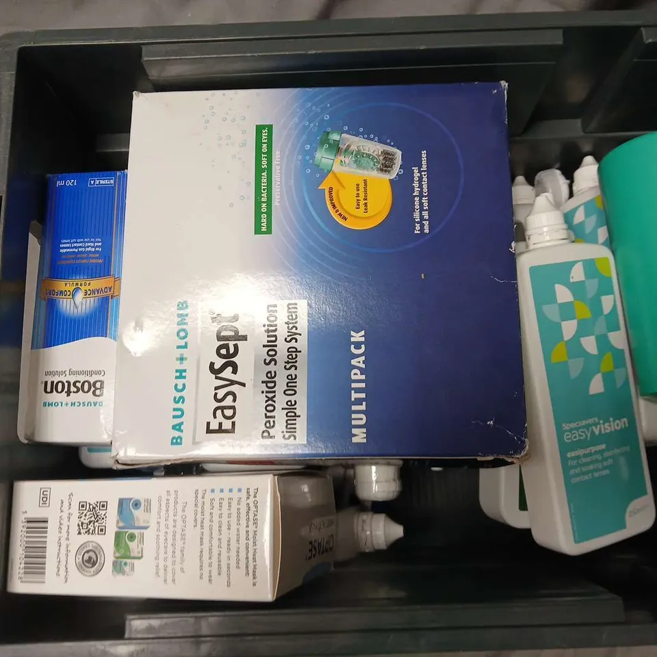 APPROXIMATELY 20 ASSORTED EYECARE & HEALTHCARE PRODUCTS TO INCLUDE OPTASE MOIST HEAT MASK, LENS PLUS OCUPURE, BAUSCH + LOMB EASYSEPT MULTIPACK, ETC - COLLECTION ONLY