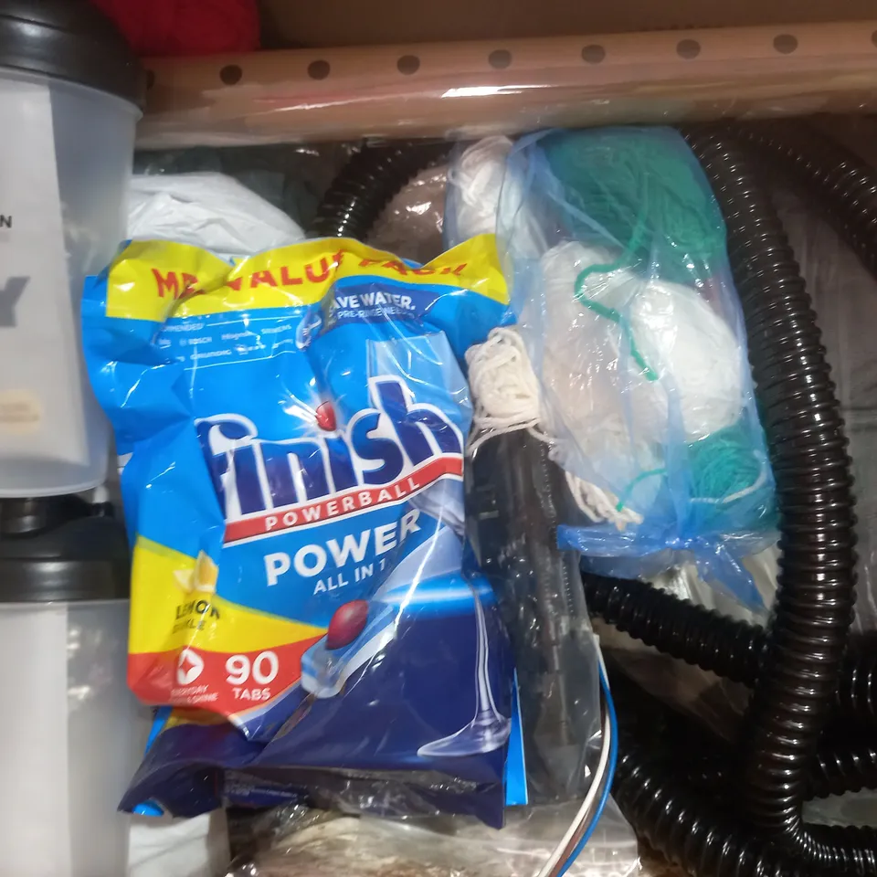 BOX OF APPROXIMATELY 20 ASSORTED HOUSEHOLD ITEMS TO INCLUDE SHOWER HEAD, CARBON MONOXIDE ALARM, MAGNIFIER WITH LED, ETC