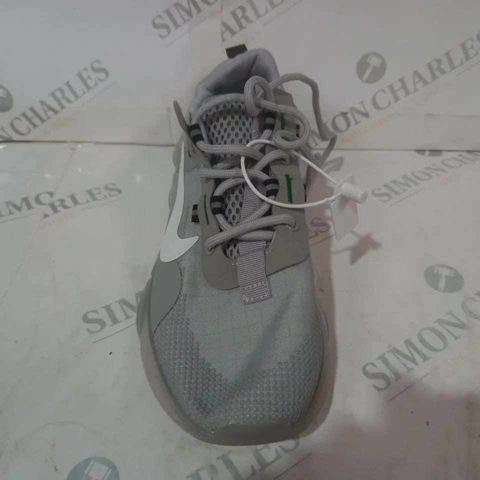 PAIR OF NIKE TRAINERS IN GREY UK SIZE 8