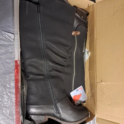 BOXED PAIR OF RIEKER BLACK KNEE BOOTS UK 8