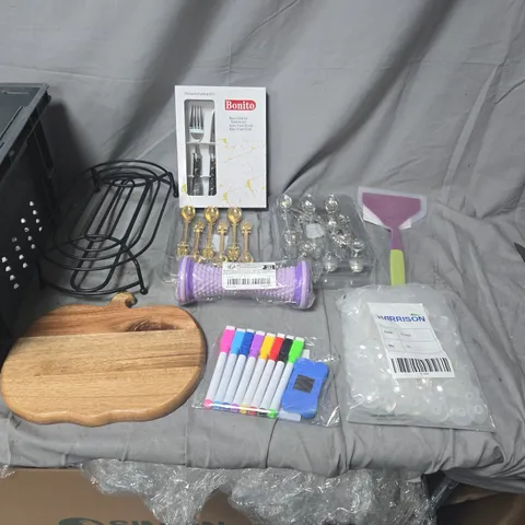 APPROXIMATELY 15 Assorted homeware and Christmas decor lot