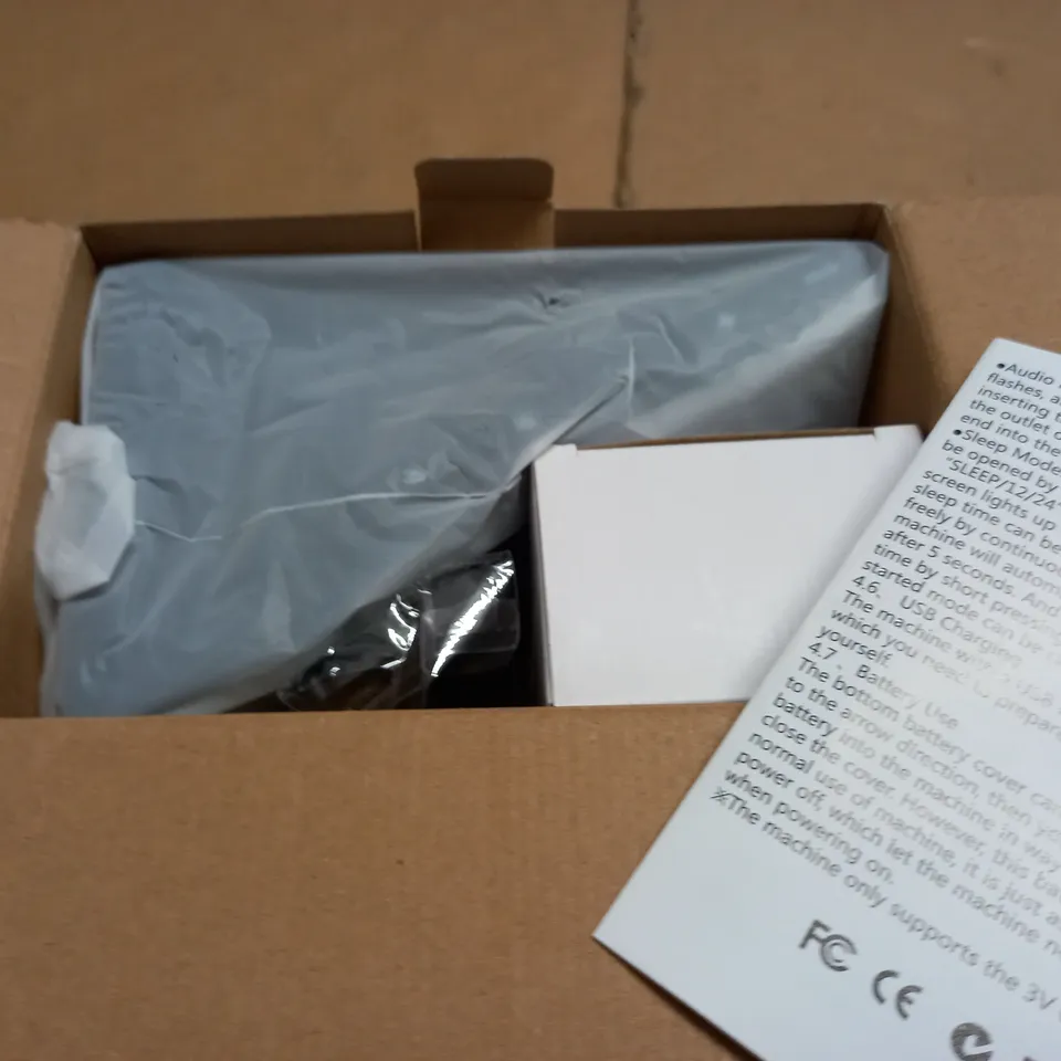 BOXED X7 RADIO ALARM CLOCK WITH DUAL CHARGER