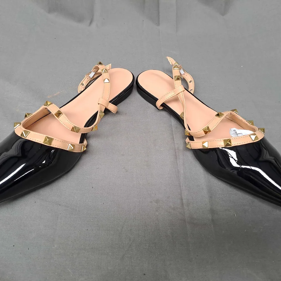 BOXED PAIR OF DESIGNER POINTED TOE FLAT STRAPPY SHOES IN GLOSSY BLACK W. GOLD EFFECT STUDS EU SIZE 43