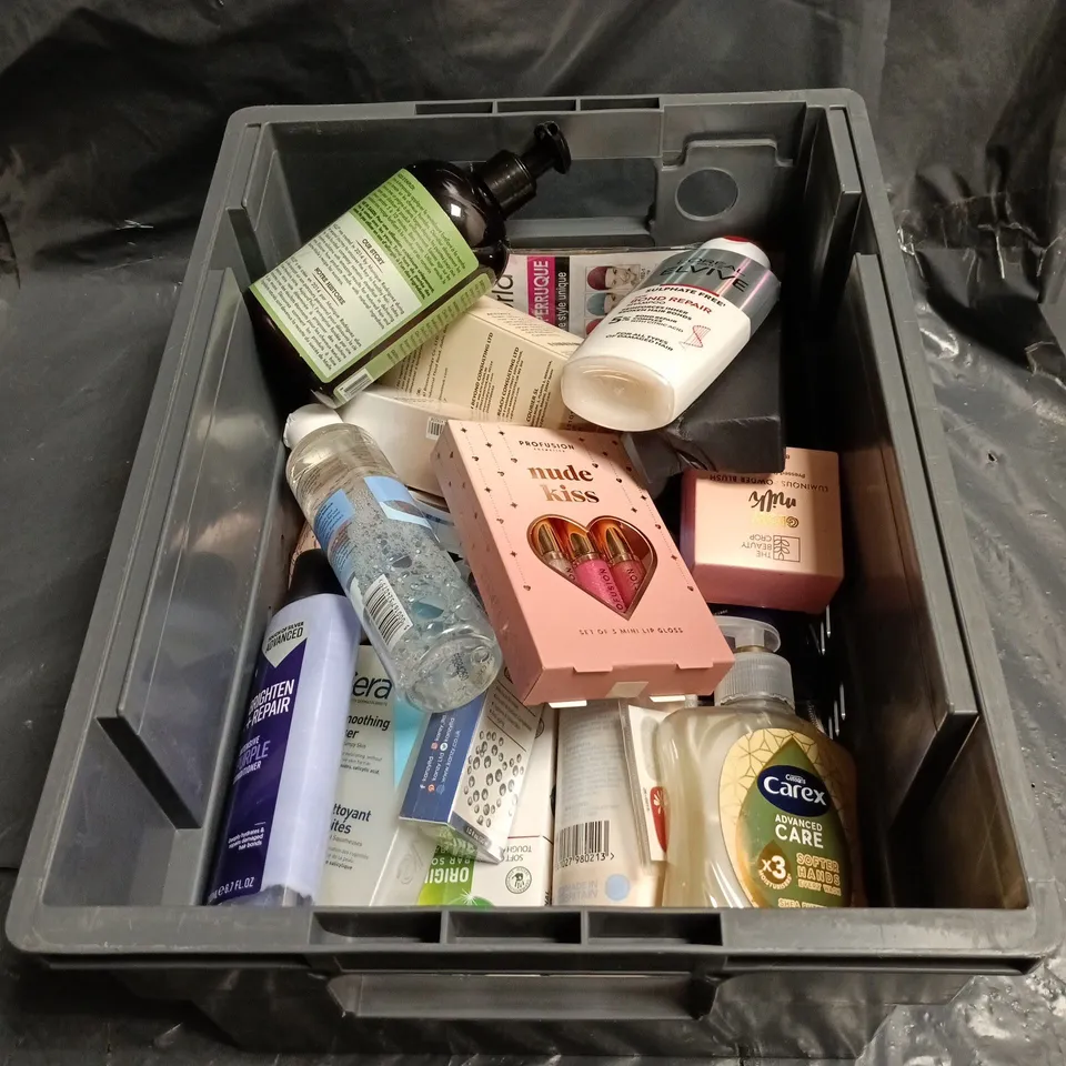 APPROXIMATELY 15 ASSORTED ITEMS OF COSMETICS INCLUDING LOREAL ELVIVE BOND REPAIR SHAMPOO, NO 7 MICELLA WATER, CAREX HAND WASH AND NUDE KISS LIP GLOSS