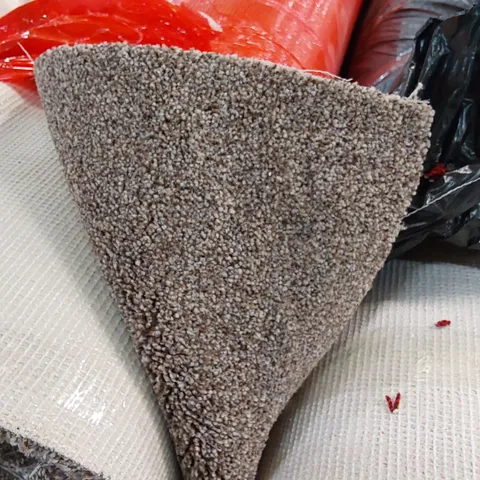 ROLL OF QUALITY STS HERITAGE LUXURY AB CARPET // SIZE: APPROX 4 X 3.3m