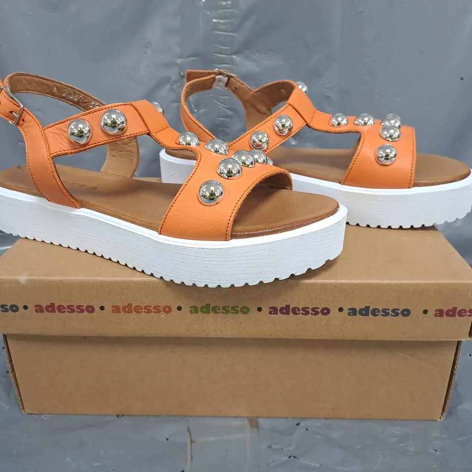 BOXED PAIR OF ADESSO OPEN TOE FLATFORM SANDALS IN ORANGE SIZE 6