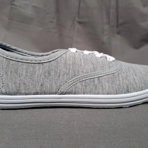 BOX OF APPROXIMATELY 10 PAIRS OF TRANSIT SHOES IN GREY IN VARIOUS SIZES