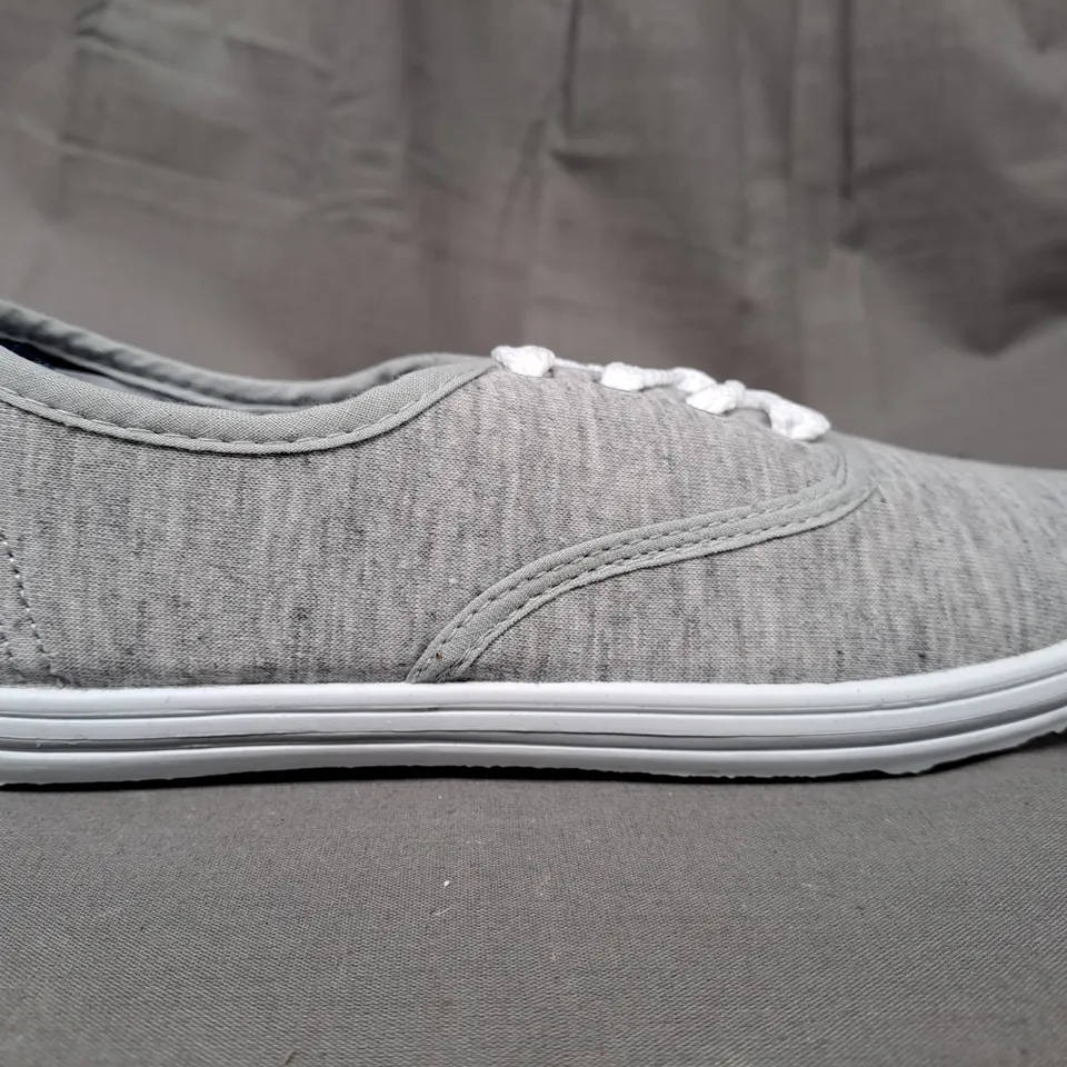 BOX OF APPROXIMATELY 10 PAIRS OF TRANSIT SHOES IN GREY IN VARIOUS SIZES
