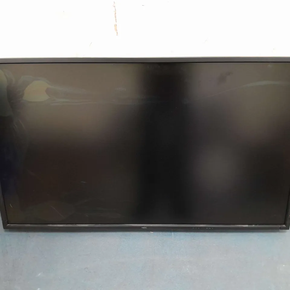 CAGE OF 2 MULTISYNC LCD MONITORS TO INCLUDE - P462 & P551 - COLLECTION ONLY