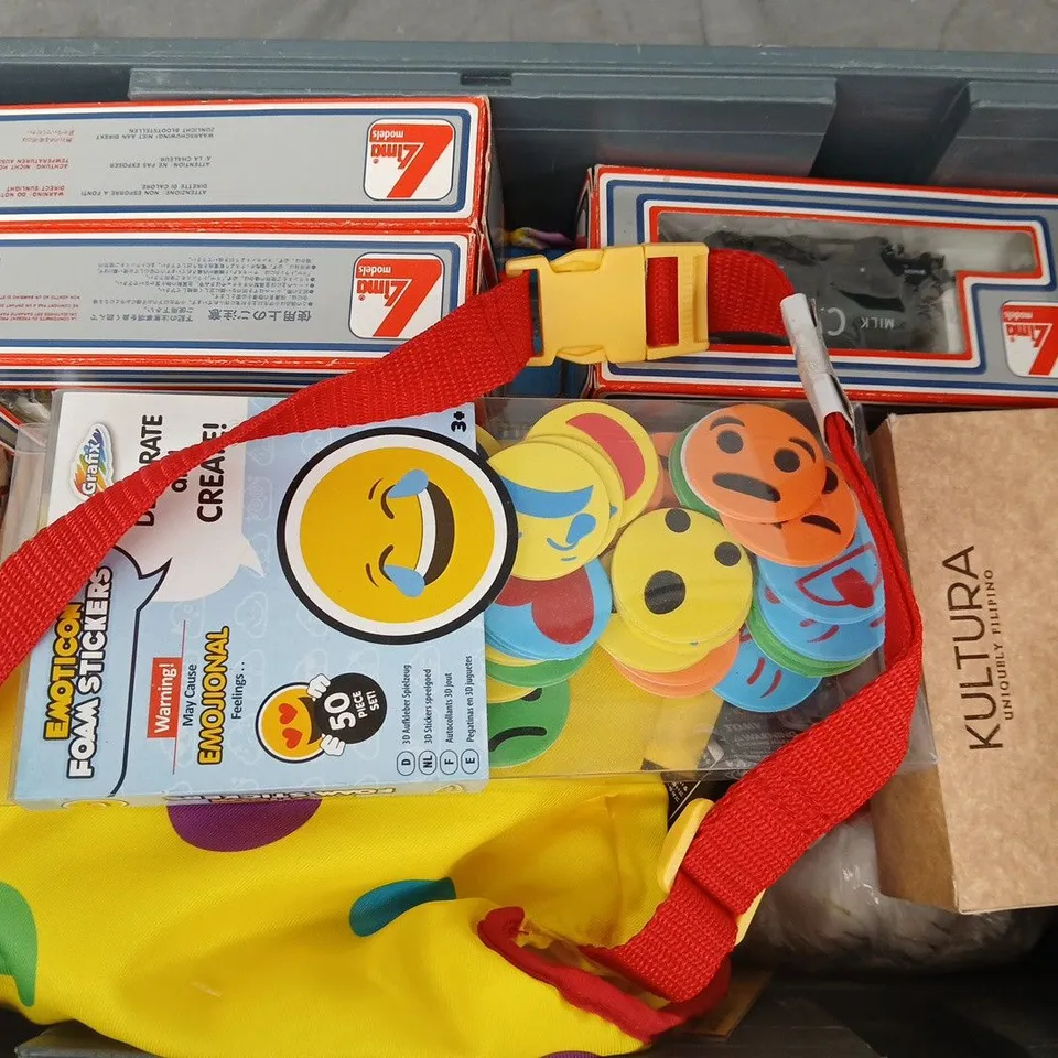 APPROXIMATELY 20 ASSORTED TOYS & GAMES TO INCLUDE UNO, LIMA MODEL TRAIN, KUBRICK MEDICOM STAR WARS SERIES 3 TOY, ETC