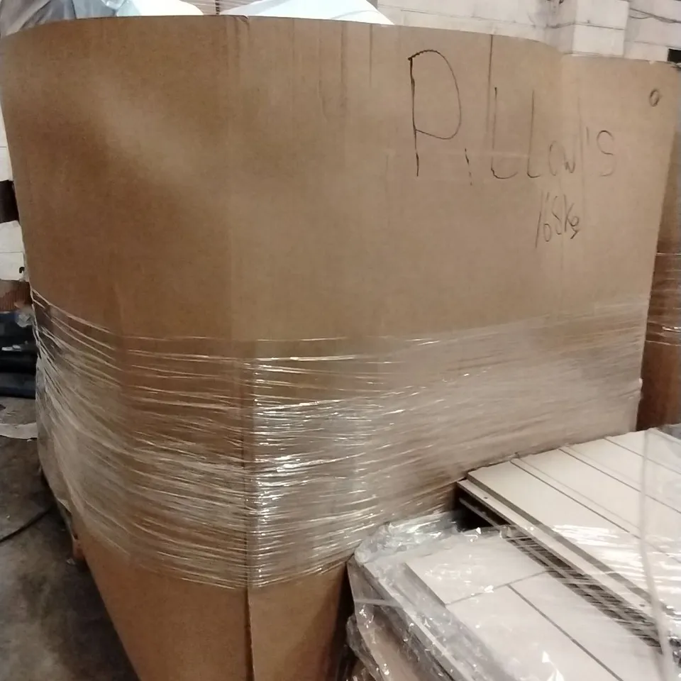PALLET CONTAINING A LARGE QUANTITY OF PILLOWS