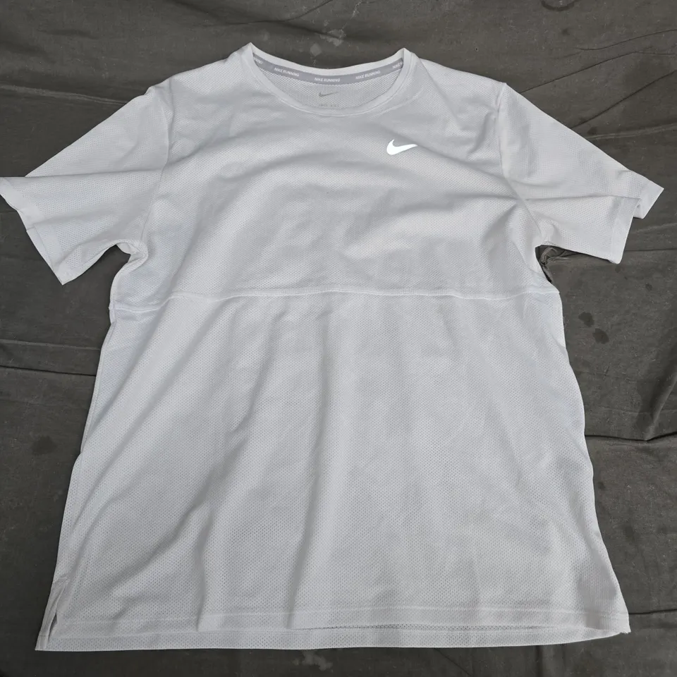 NIKE RUNNING T-SHIRT – LIGHT GREY MESH, CHEST LOGO - MEDIUM