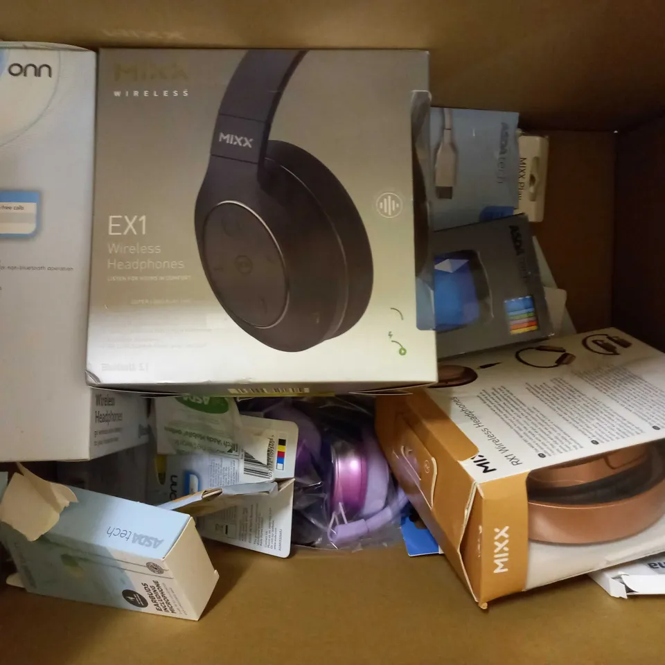 BOX OF APPROXIMATELY 20 ASSORTED ELECTRICAL ITEMS TO INCLUDE BLACKWEB USB PC HEADSET, ONN DAB+/FM RADIO, ONN PERSONAL CD PLAYER, ETC