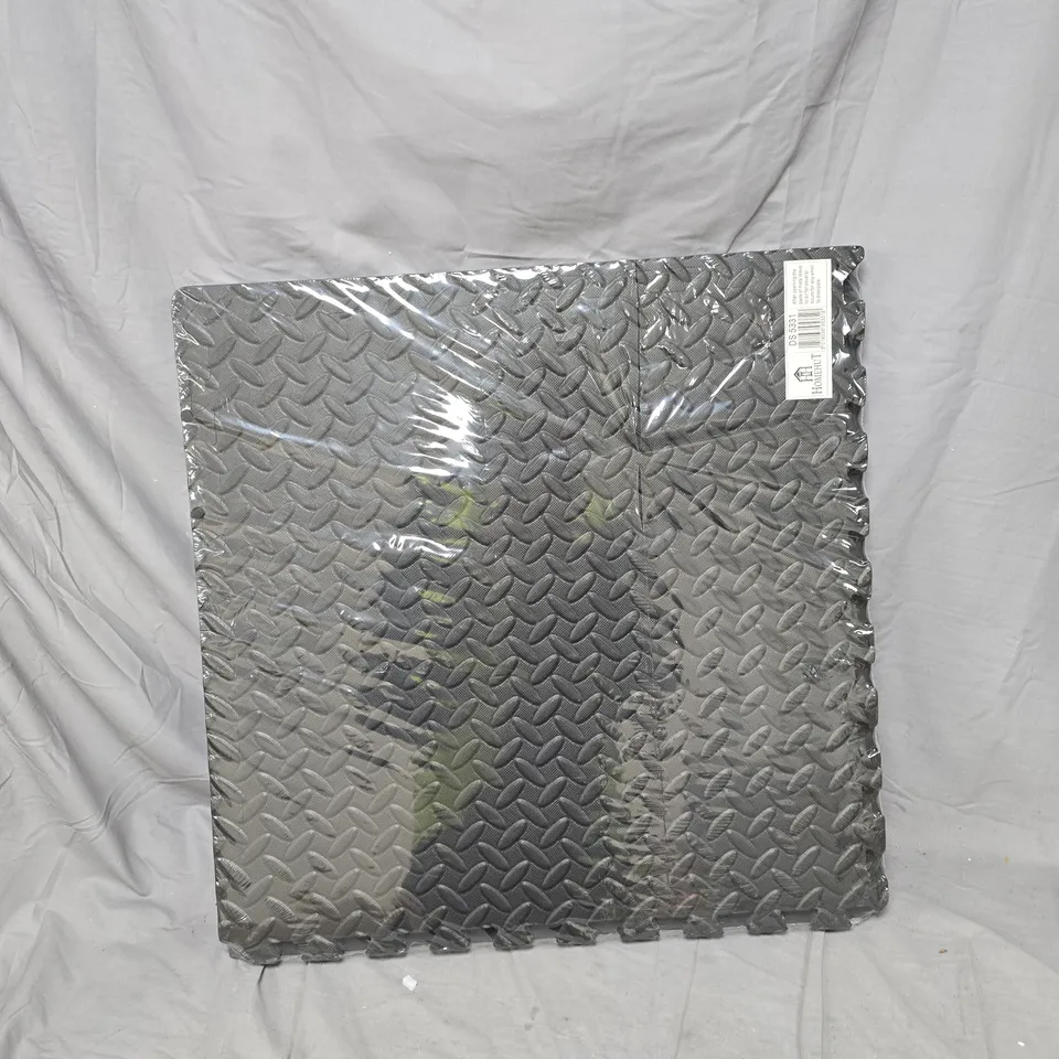 CAGE OF APPROXIMATELY 15 ASSORTED ITEMS TO INCLUDE: MIRROR AND FOAM FLOOR