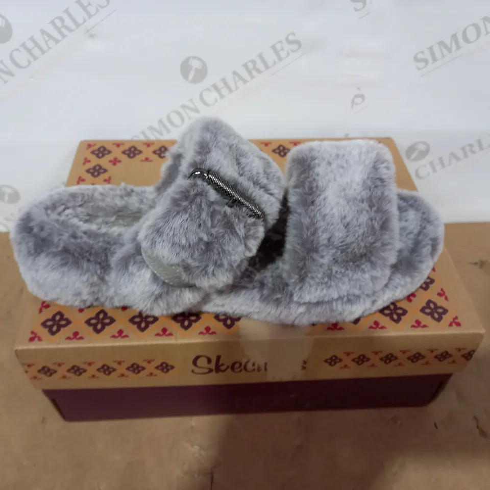 BOXED PAIR OF SKECHERS SLIPPER SANDALS - SIZE 6
