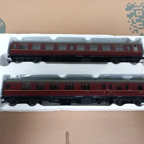 MODEL RAILWAY PASSENGER COACHES – SET OF 2