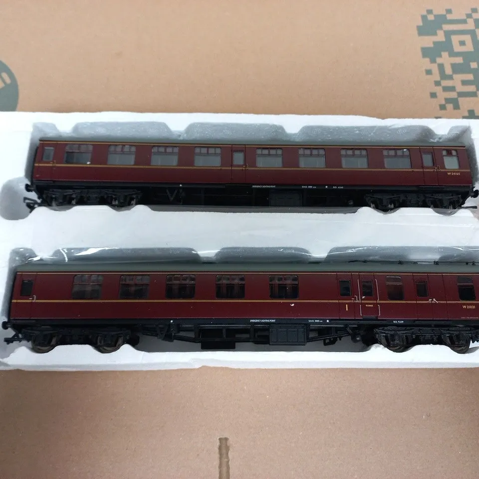 MODEL RAILWAY PASSENGER COACHES – SET OF 2
