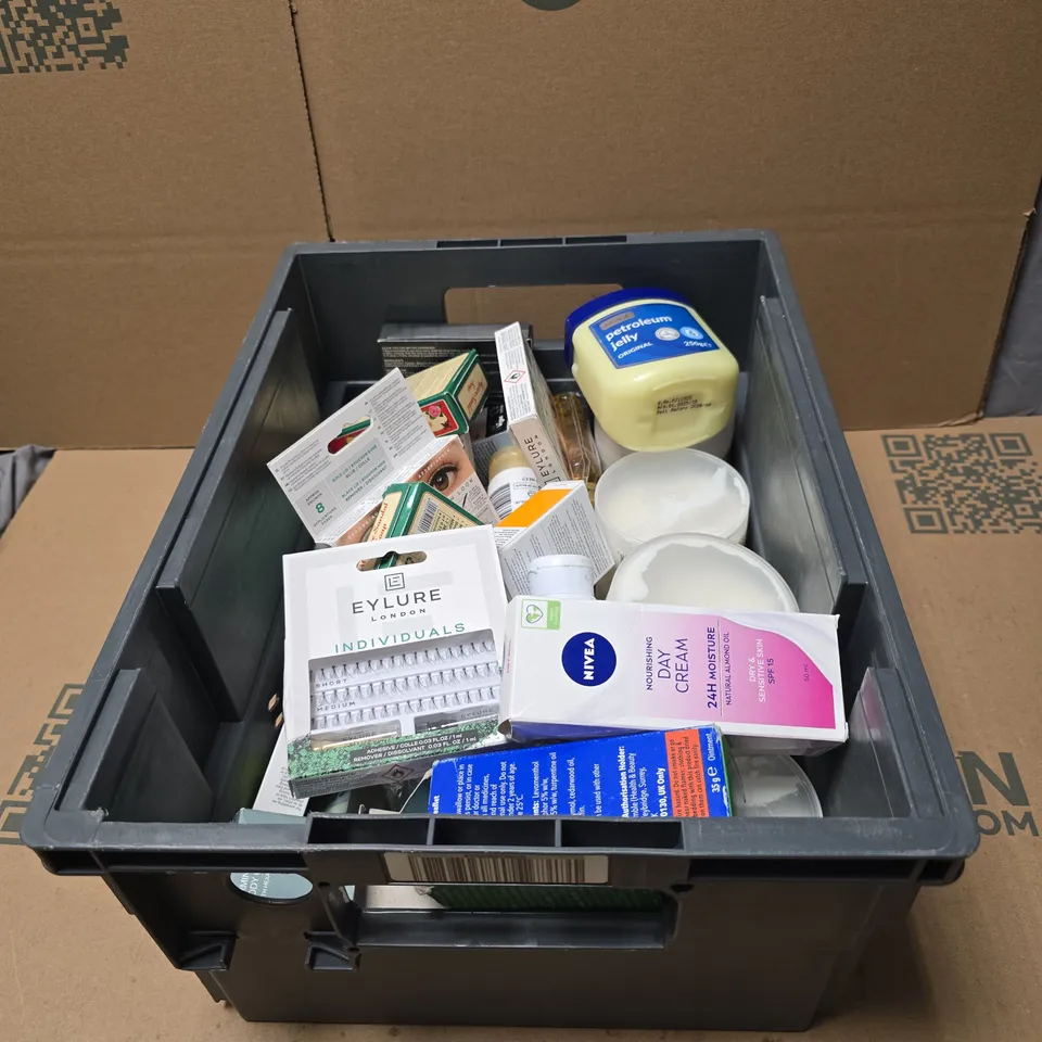 TOTE OF APPROXIMATELY 20 ASSORTED COSMETIC ITEMS TO INCLUDE NIVEA DAY CREAM, PETROLEUM JELLY, EYLURE INDIVIDUALS, SKIN TRUTH HAND TREATMENT CREAM ETC
