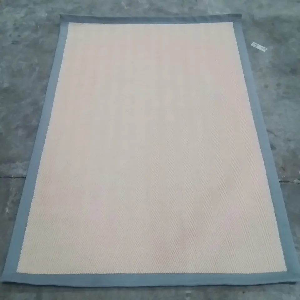 QUALITY DESIGNER AREA RUG - APPROXIMATELY 172x119cm