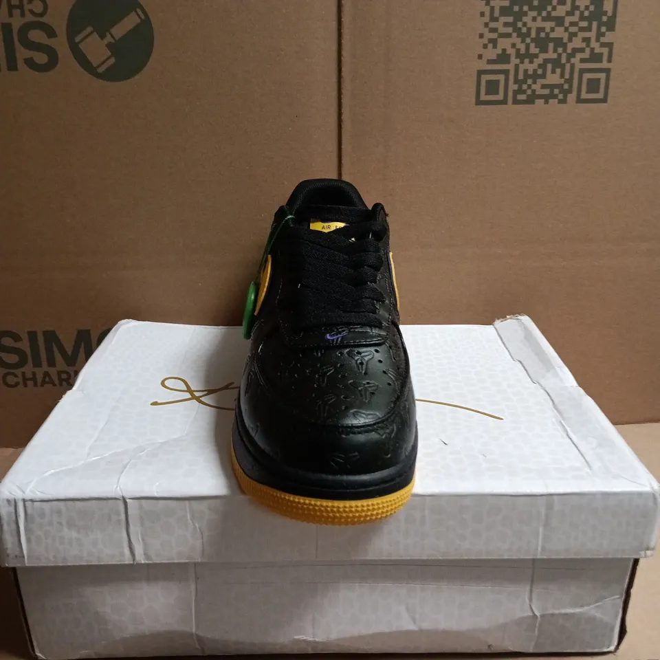 NIKE AIR FORCE 1 LOW RETRO QS KB – BLACK/YELLOW, US 7.5 (UK 6.5)