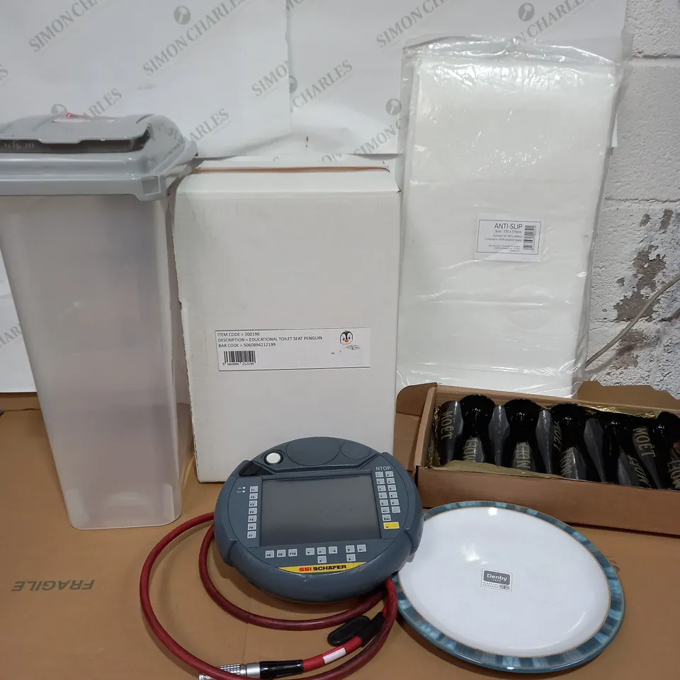 LOT OF APPROX 10 ASSORTED HOUSEHOLD ITEMS TO INCLUDE RECYCLE BIN, DENBY PLATE SET, EDUCATIONAL PENGUIN TOILET SEAT, ETC 