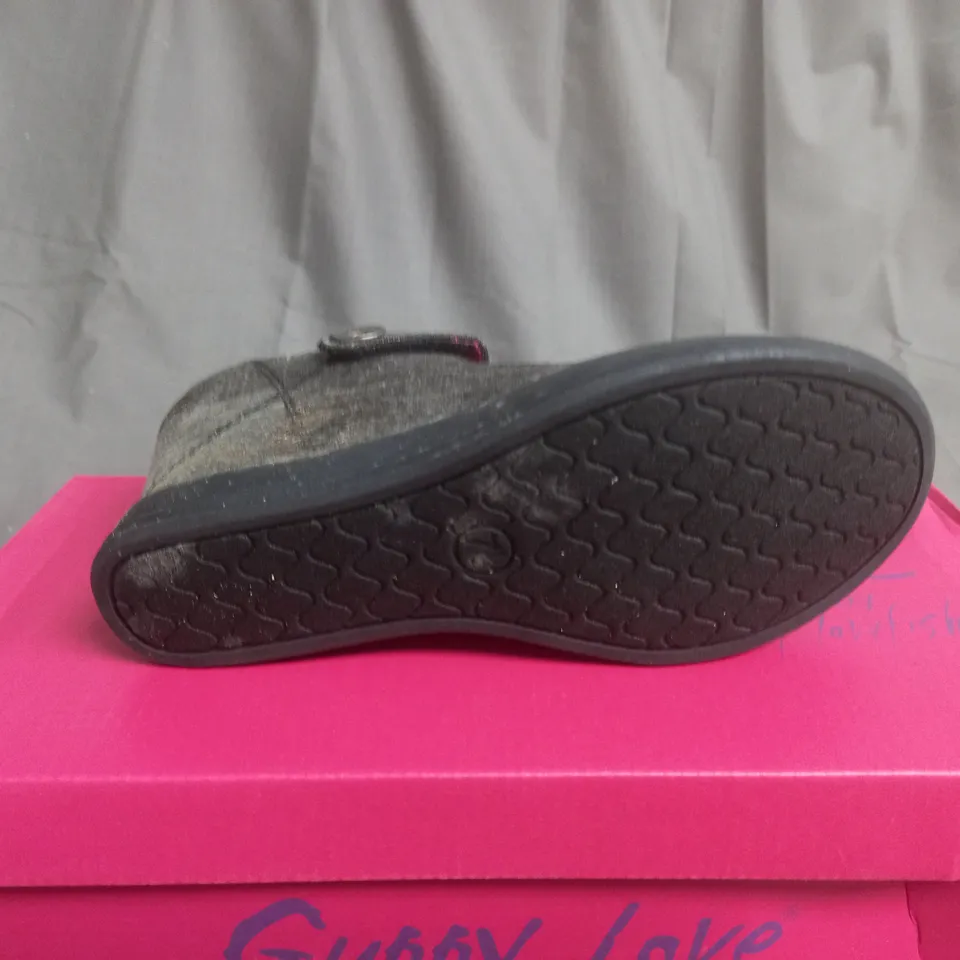 BOX OF APPROXIMATELY 7 BLACK  GUPPY LOVE BY BLOWFISH SHOES IN VARIOUS SIZES 